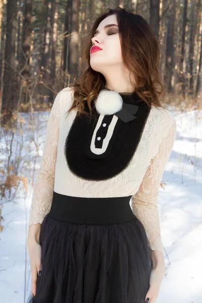 Chica en una falda larga en el bosque de invierno —  Fotos de Stock