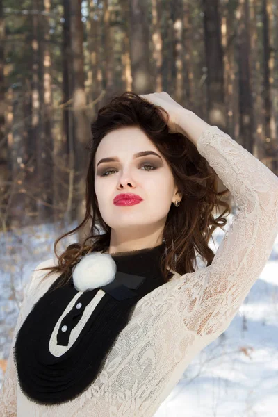 Chica en una falda larga en el bosque de invierno —  Fotos de Stock