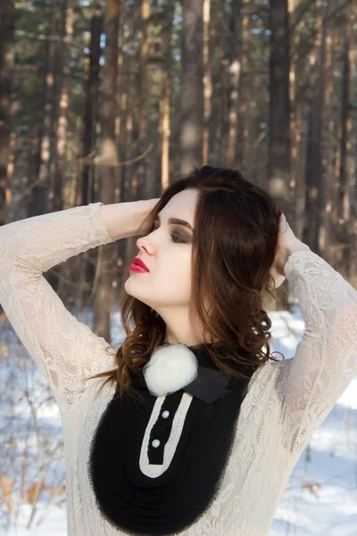 Dziewczyna w długiej spódnicy w lesie zimą — Zdjęcie stockowe