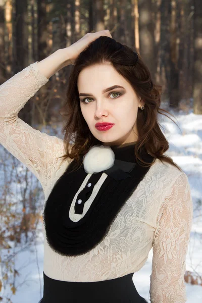 Chica en una falda larga en el bosque de invierno —  Fotos de Stock