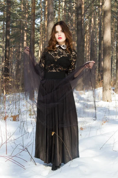 Chica en una falda larga en el bosque de invierno —  Fotos de Stock