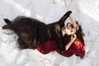 Kar kış orman içinde yatan genç kız