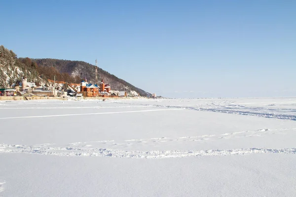 雪に覆われた氷のバイカル湖沿いの道路 — ストック写真