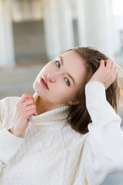 Giovane ragazza in un maglione bianco — Foto Stock