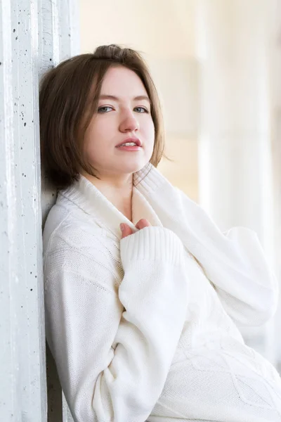 Retrato de una joven en un suéter blanco — Foto de Stock