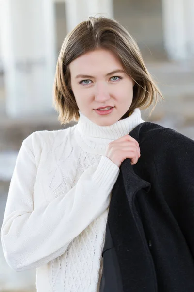 Портрет молодой девушки в пальто — стоковое фото