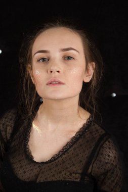 Genç makyajlı pullu siyah bir zemin üzerine yapılmış bir portresi