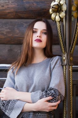 Bir günlük duvar arka plan üzerinde bir kazak kız