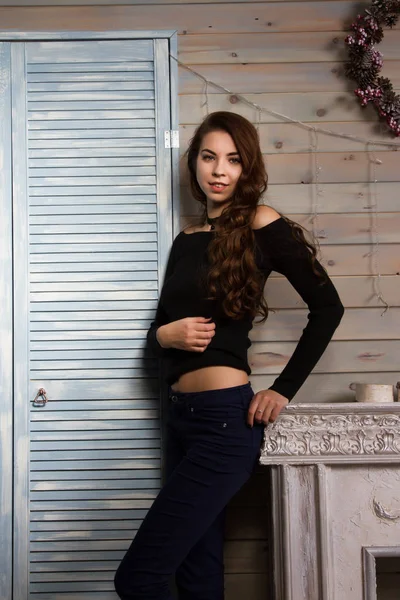 Retrato de una chica junto a la chimenea — Foto de Stock