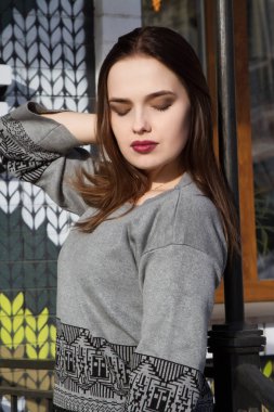 Parlak makyajlı kız.