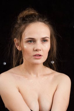 Makyajlı kız pullu siyah bir zemin üzerine yapılmış. Stüdyo portre.