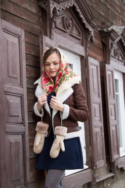 Eski bir ahşap evin arka plan üzerinde renkli Fularlı genç kız