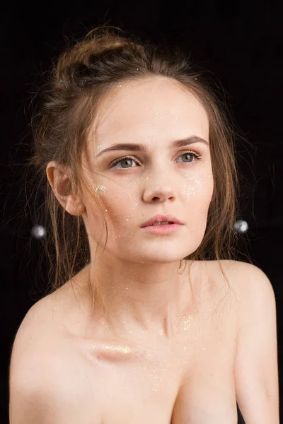 Retrato de estúdio de uma jovem sobre um fundo preto — Fotografia de Stock