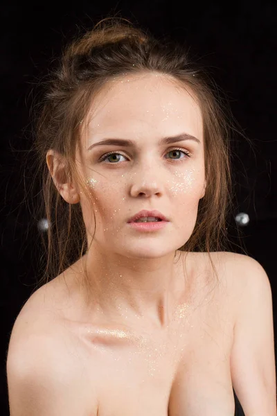 Retrato de estúdio de uma jovem sobre um fundo preto — Fotografia de Stock