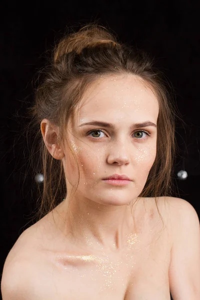 Retrato de estudio de una joven sobre un fondo negro —  Fotos de Stock