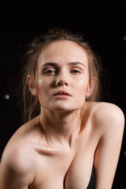 Stüdyo portre siyah bir arka plan bir genç kız