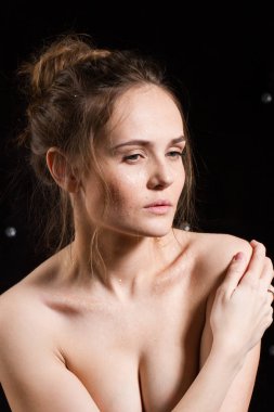 Stüdyo portre siyah bir arka plan bir genç kız