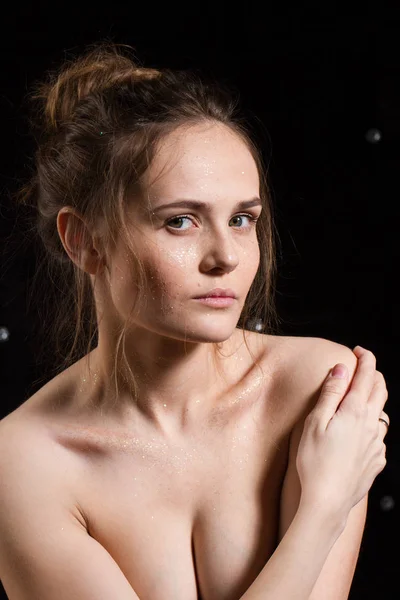 Retrato de estúdio de uma jovem sobre um fundo preto — Fotografia de Stock