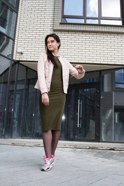 Jonge zakenvrouw op de achtergrond van een moderne kantoorgebouw — Stockfoto