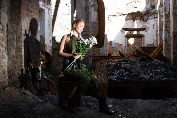 Girl sniper on the ruins with a bouquet of flowers — Stock Photo, Image