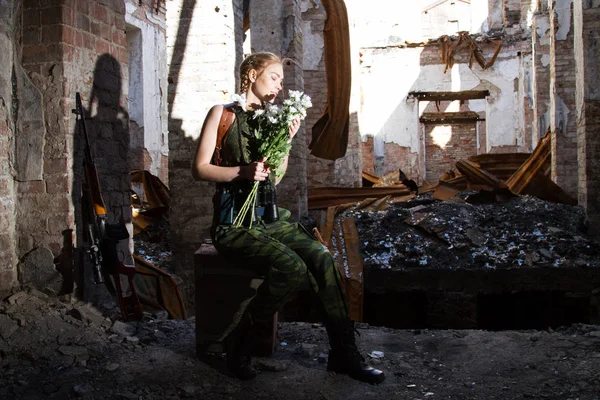 Girl sniper on the ruins with a bouquet of flowers — Stock Photo, Image