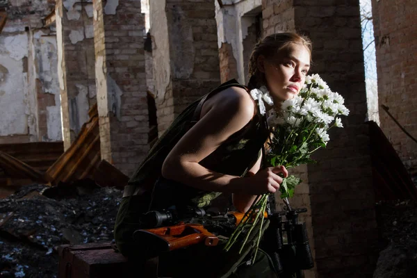 Girl sniper on the ruins with a bouquet of flowers — Stock Photo, Image