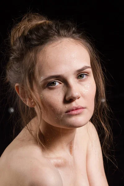 Portrait studio d'une fille maquillée à partir de paillettes — Photo