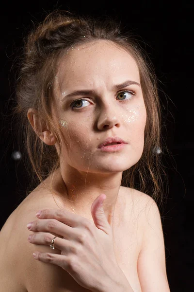Portret dziewczynki z makijażem z cekinami — Zdjęcie stockowe