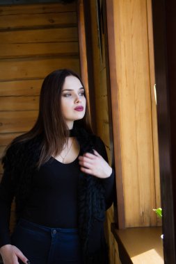 bir günlük bir köyde kızı pencerenin kenarında duruyor