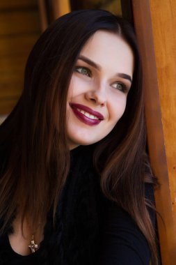 bir günlük bir köyde kızı pencerenin kenarında duruyor