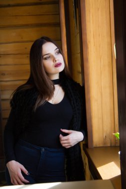 bir günlük bir köyde kızı pencerenin kenarında duruyor