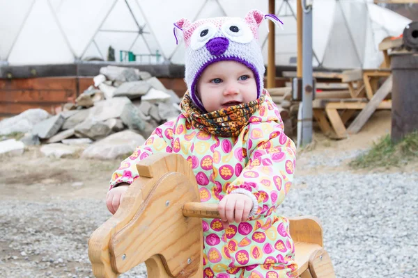 Enfant chevauchant un cheval en bois — Photo