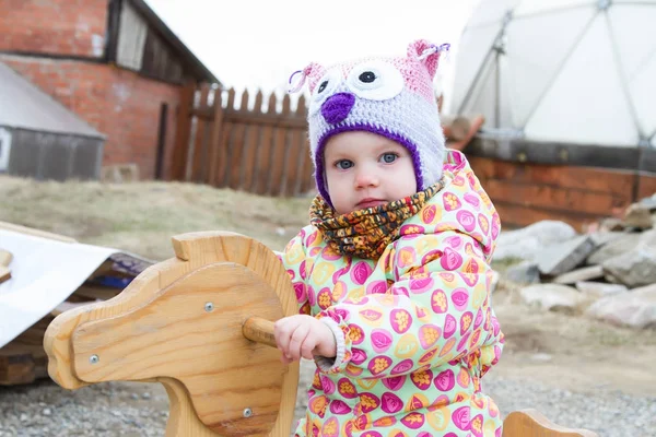 Enfant chevauchant un cheval en bois — Photo