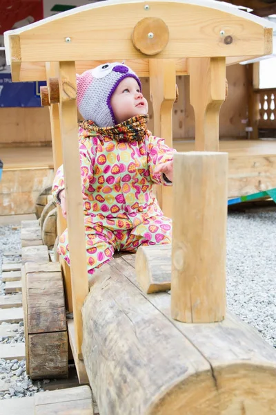 Дитина на дерев'яному локомотиві — стокове фото