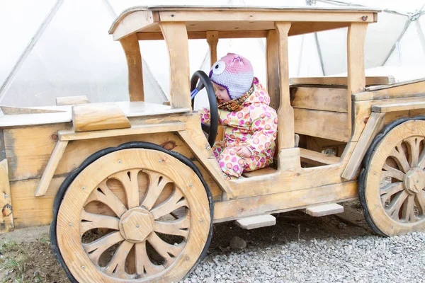 Niño feliz conduciendo un coche de madera —  Fotos de Stock