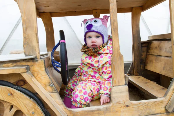 Enfant heureux conduisant une voiture en bois — Photo