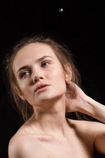 Retrato de uma jovem garota emocional com brilhos em seu rosto — Fotografia de Stock