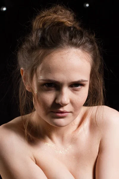 Porträtt av en emotionell ung flicka med gnistrar på hennes ansikte — Stockfoto