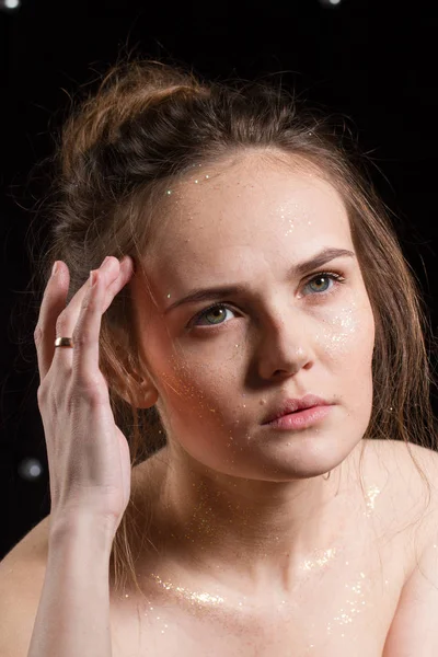 Portrait d'une jeune fille émotionnelle avec des étincelles sur son visage — Photo