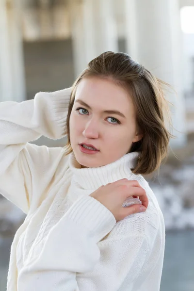 Πορτρέτο ενός νεαρού κοριτσιού σε ένα λευκό πουλόβερ — Φωτογραφία Αρχείου