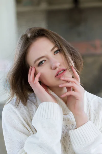 Porträt eines jungen Mädchens im weißen Pullover — Stockfoto