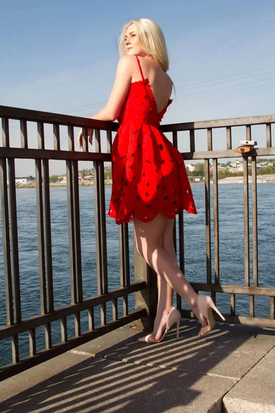 Young girl in a summer dress on the bank of the Angara in the city of Irkutsk — Stock Photo, Image