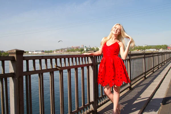 Young girl in a summer dress on the bank of the Angara in the city of Irkutsk — Stock Photo, Image