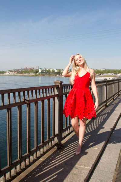 Jong meisje in een zomerjurk aan de oever van de Angara in de stad van Irkoetsk — Stockfoto