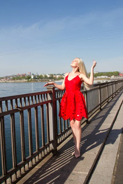 Junges Mädchen im Sommerkleid am Ufer des Angara in der Stadt Irkutsk — Stockfoto