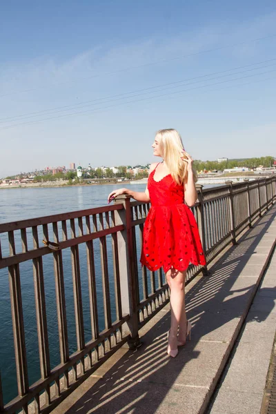 Jong meisje in een zomerjurk aan de oever van de Angara in de stad van Irkoetsk — Stockfoto