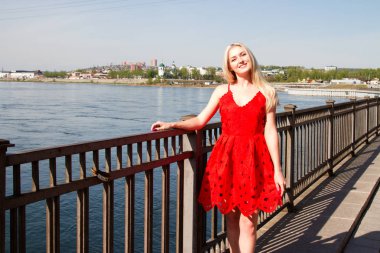 Irkutsk Angara Nehri kıyısında bir kısa yaz elbiseli sarışın
