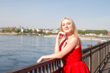 Irkutsk Angara Nehri kıyısında bir kısa yaz elbiseli sarışın