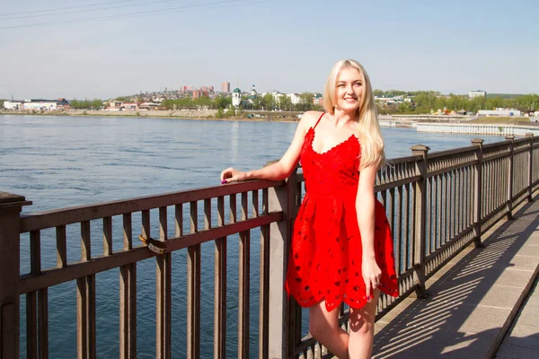 Rubia en un vestido corto de verano en la orilla del río Angara en Irkutsk —  Fotos de Stock