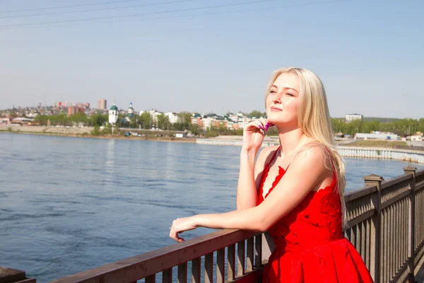 Blondine im kurzen Sommerkleid am Ufer des Angara-Flusses in Irkutsk — Stockfoto